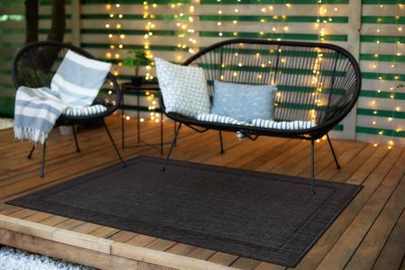 Czarny dywan sznurkowy płasko tkany, antyalergiczny, wodoodporny, wzór ramka - TIMO