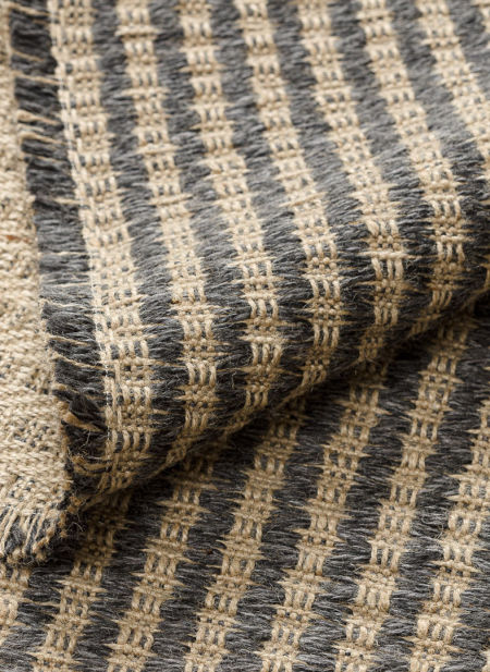 Dywan z juty beżowo-czarny w linie pionowe, frędzle, płasko tkany, styl boho - JUTE