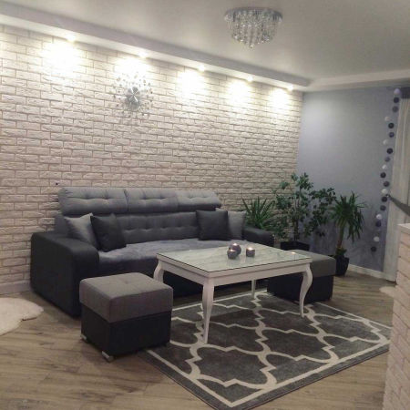 Szaro-biały orientalny dywan w marokańską koniczynę trellis do salonu