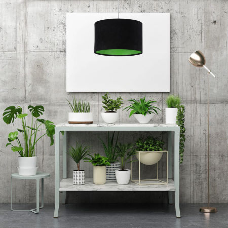 Czarna lampa wisząca z welurowym kloszem z zielonym wnętrzem w kształcie walca GLORIA