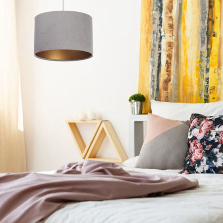 Szara lampa wisząca z welurowym abażurem ze złotym wnętrzem w kształcie walca KAMELIA