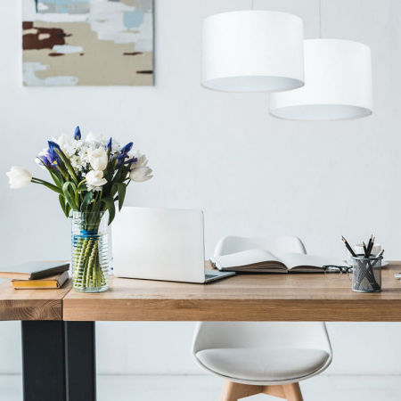 Biała lampa wisząca w kształcie walca z welurowym kloszem LILIA