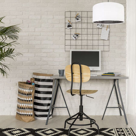 Biała lampa wisząca z welurowym, walcowym abażurem w czarną pepitkę