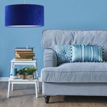 Kobaltowo-biała lampa wisząca z welurowym kloszem w kształcie walca ALPANA