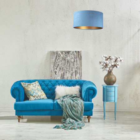 Niebieska lampa wisząca z abażurem z weluru, w kształcie walca ze złotym wnętrzem ANGARIKA