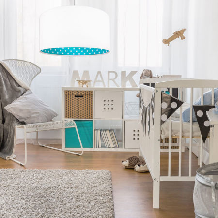 Biała lampa wisząca z walcowym, welurowym abażurem z turkusowym wnętrzem w białe kropki SINDERELLA