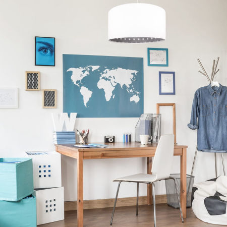 Biała lampa wisząca z welurowym kloszem z szarym wnętrzem w białe gwiazdki w kształcie walca ŚNIEŻKA