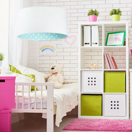 Biała lampa wisząca z abażurem w kształcie walca z miętowym wnętrzem w białe gwiazdki BELLA