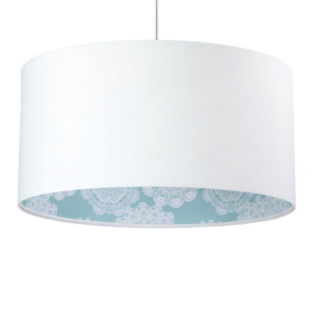 Biała lampa wisząca z welurowym abażurem z niebieskim wnętrzem w biały wzór ażurowej koronki ELIZA