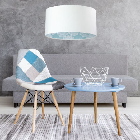 Biała lampa wisząca z welurowym abażurem z niebieskim wnętrzem w biały wzór ażurowej koronki ELIZA