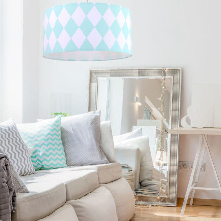 Miętowo-biała lampa wisząca z walcowym abażurem z weluru w duże romby