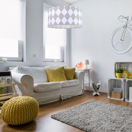 Szaro-biała lampa wisząca z welurowym abażurem w duże romby