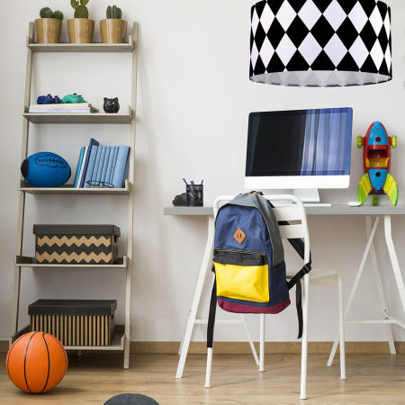 Czarno-biała lampa wisząca z welurowym kloszem w kształcie walca w duże romby