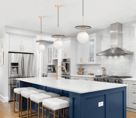 Elegancka, złota lampa wisząca z białym, szklanym kloszem DALTONA W1