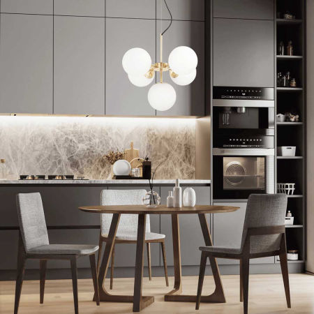 Złota lampa wisząca ze szklanymi, białymi kloszami, w stylu glamour STELVIO W5