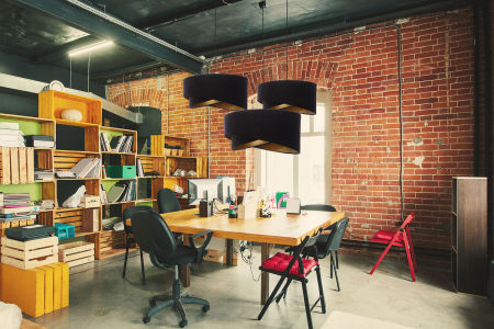 Czarna lampa wisząca z asymetrycznym kloszem ze złotym wnętrzem EMI