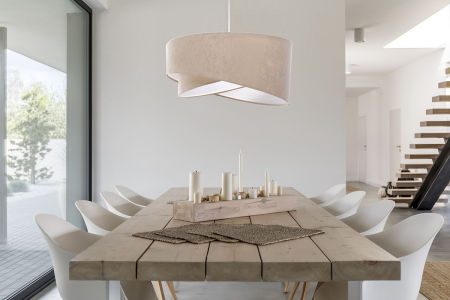 Beżowo-biała lampa wisząca o asymetrycznym kształcie z welurowym abażurem ARIADNA