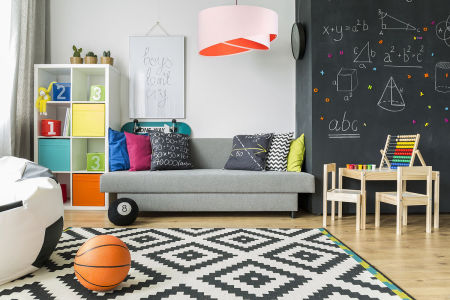 Biała lampa wisząca, welurowa, z asymetrycznym abażurem z pomarańczowym wnętrzem IDA