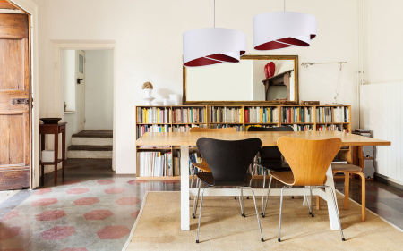 Biała lampa wisząca z okrągłym, asymetrycznym kloszem z weluru z bordowym wnętrzem ELATIA