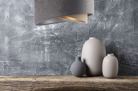 Szaro-beżowa lampa wisząca z asymetrycznym kloszem z weluru ze złotym i srebrnym wnętrzem LAVANIA