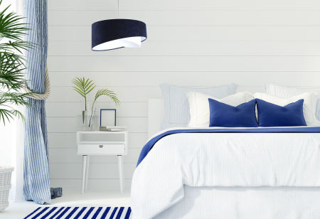 Granatowo-biała lampa wisząca z okrągłym, asymetrycznym kloszem z weluru z białym wnętrzem NESSA