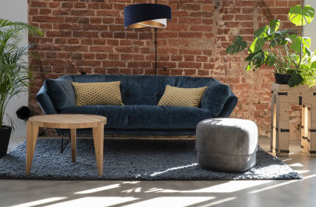 Granatowo-biała lampa wisząca z welurowym, asymetrycznym kloszem ze złotym wnętrzem NESSA