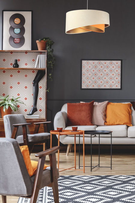 Kremowo-pomarańczowa lampa wisząca z okrągłym, asymetrycznym kloszem z weluru ze złotym wnętrzem ISABELL