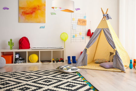 Biało-pomarańczowa lampa wisząca z asymetrycznym kloszem z weluru w kolorowe grochy MERIDA MIX