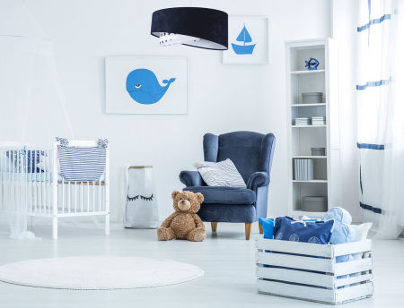 Granatowo-biała lampa wisząca z asymetrycznym kloszem z weluru w granatowe gwiazdki ABELLA MIX