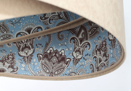 Beżowa lampa wisząca, welurowa, z asymetrycznym abażurem z niebieskim wnętrzem w czarno-białe kwiaty TIA