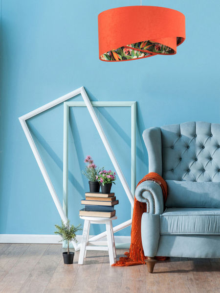 Pomarańczowa lampa wisząca o asymetrycznym kształcie z welurowym abażurem z wnętrzem w liście i kwiaty OFELIA