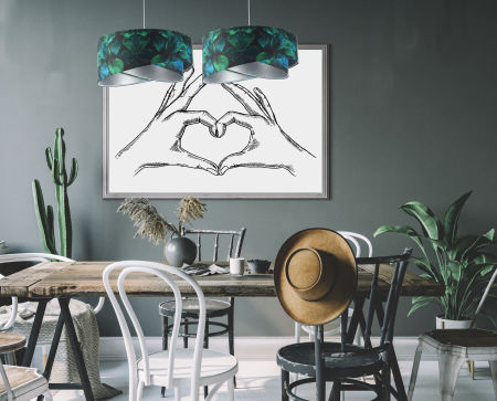 Czarno-srebrna lampa wisząca z okrągłym, asymetrycznym kloszem z weluru w ciemnozielone i turkusowe liście JUNGLE