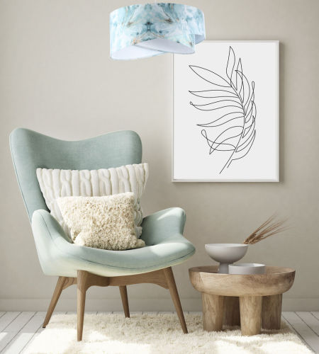 Błękitno-biała lampa wisząca z welurowym, asymetrycznym kloszem w artystyczny wzór ICE