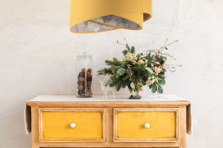 Miodowa / musztardowa lampa wisząca z welurowym kloszem z wnętrzem w szare kwiaty, asymetryczna POEZJA