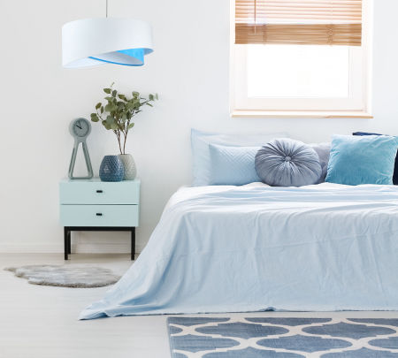 Biało-niebieska lampa wisząca z okrągłym, asymetrycznym kloszem z weluru MIX