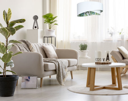 Biała lampa wisząca z asymetrycznym kloszem z weluru z wnętrzem w zielone liście palmy i monstery UTALIKA