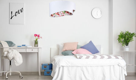 Biała lampa wisząca asymetria z welurowym abażurem z wnętrzem w akwarelowe, kolorowe kwiaty LALIMA