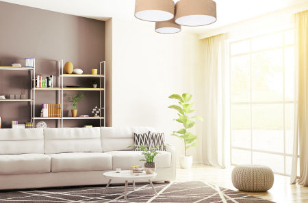 Beżowo-biała lampa sufitowa z walcowymi abażurami z weluru w różnych rozmiarach TYRION