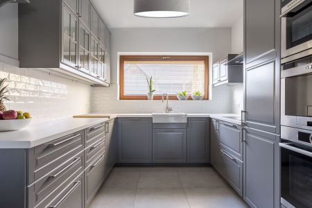 Szara lampa sufitowa, plafon z weluru z walcowym, okrągłym abażurem