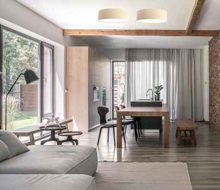 Kremowa lampa sufitowa z kloszem z weluru w kształcie walca, plafon