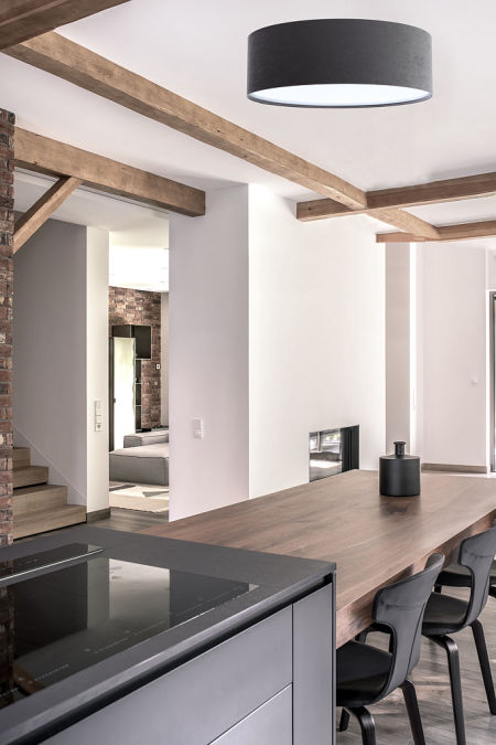 Grafitowa lampa sufitowa, okrągły plafon z walcowym, welurowym abażurem