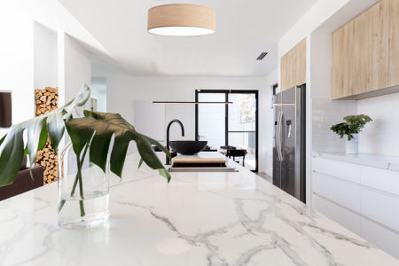 Beżowa lampa sufitowa z kloszem ze strukturalnej tkaniny o naturalnym wyglądzie w kształcie walca, plafon TAKERU