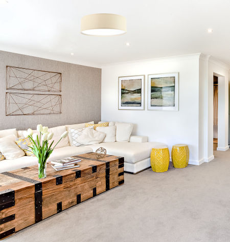 Kremowa lampa sufitowa z kloszem z tkaniny o lnianej strukturze, plafon GORDON