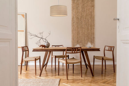 Beżowa lampa wisząca z abażurem ze strukturalnej tkaniny o naturalnym wyglądzie z brązowymi akcentami EVAN