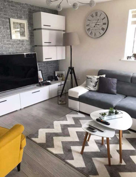 Jasny nowoczesny dywan w białe i szare zygzaki