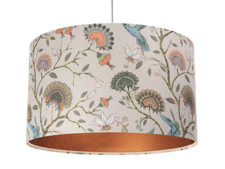 Kremowa lampa wisząca z kloszem ze strukturalnej tkaniny w kolibry i kwiaty z miedzianym wnętrzem PORTLAND