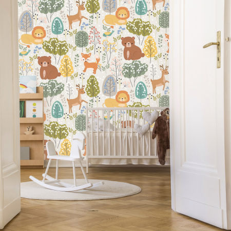 Tapeta zwierzęta: jeleń, lew, miś, lisek oraz ptaszek bawiące się w liściastym lesie z zielonymi i szarymi kwitnącymi drzewami