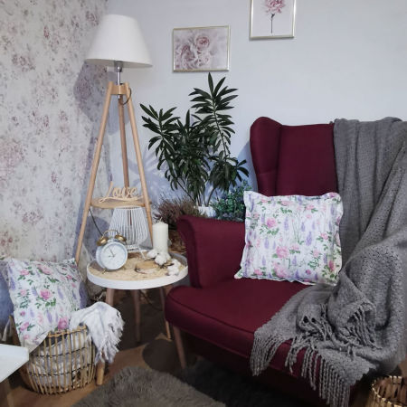 Dekoracyjna biała poszewka na poduszkę z motywem kwiatów łąkowych, róż