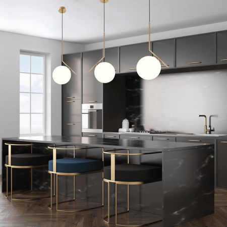 Nowoczesna mosiężna lampa wisząca ze szklanym kloszem, biała kula - SORENTO