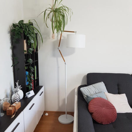 Lampa stojąca skandynawska kremowy abażur, ramię imitacja drewna CORSUS